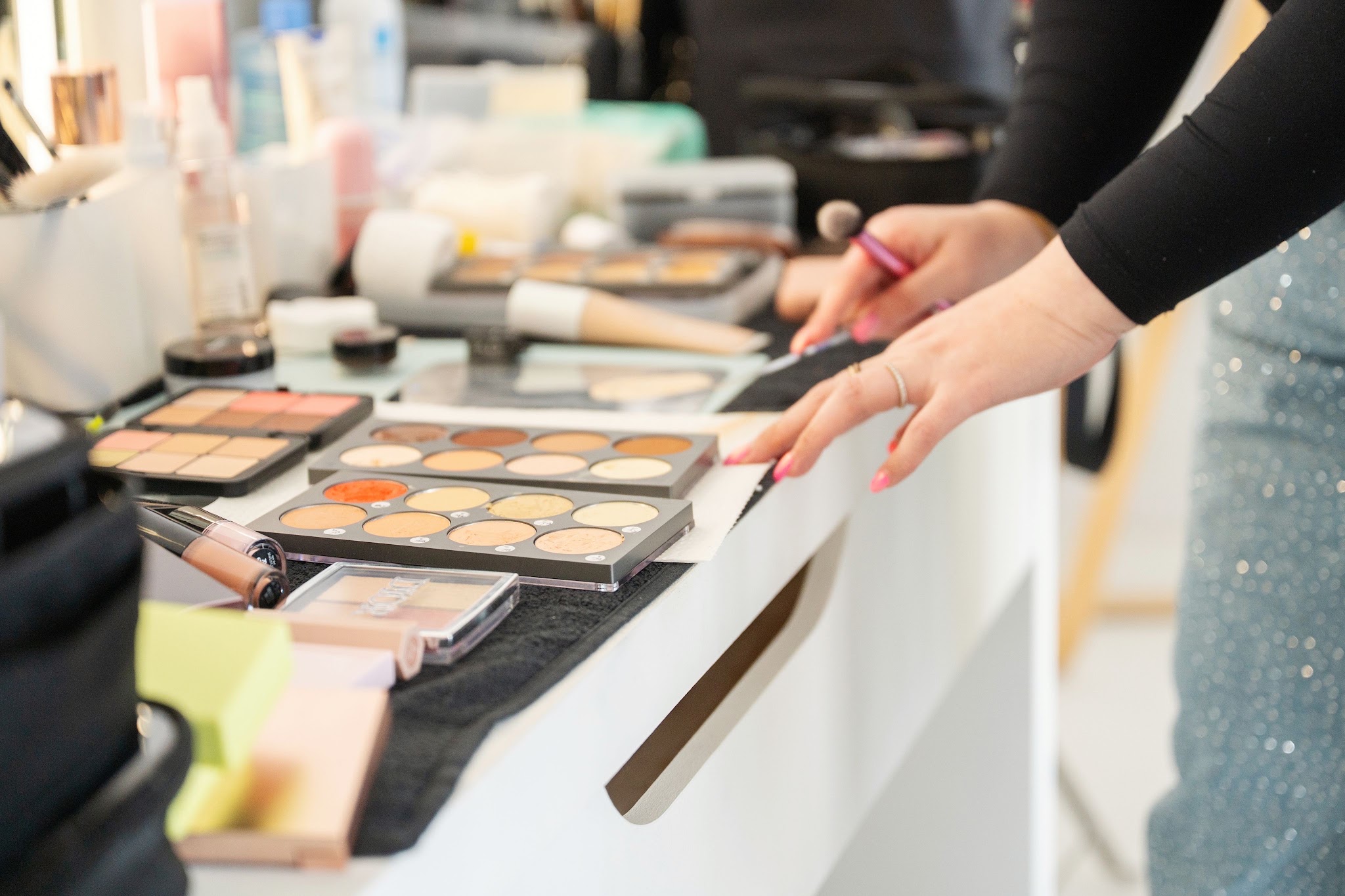 Make-uppaletten en kwasten op tafel, klaar voor een sessie