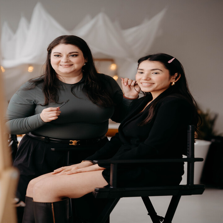 Adriana en een model samen in de studio