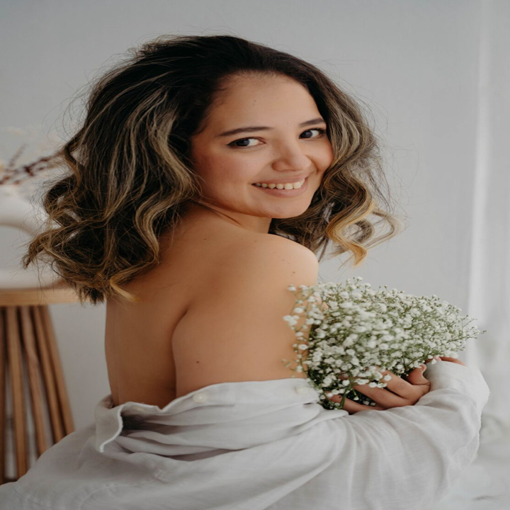 Portret met een boeketje gipskruid en een zachte, natuurlijke make-up