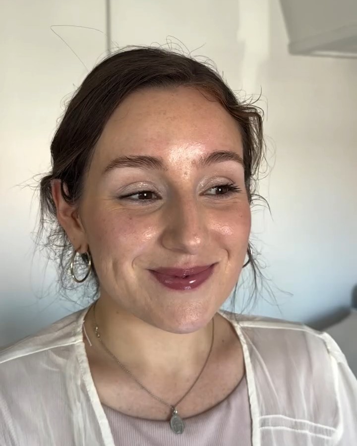 Bruid met een zachte, stralende make-up en glanzende lippen